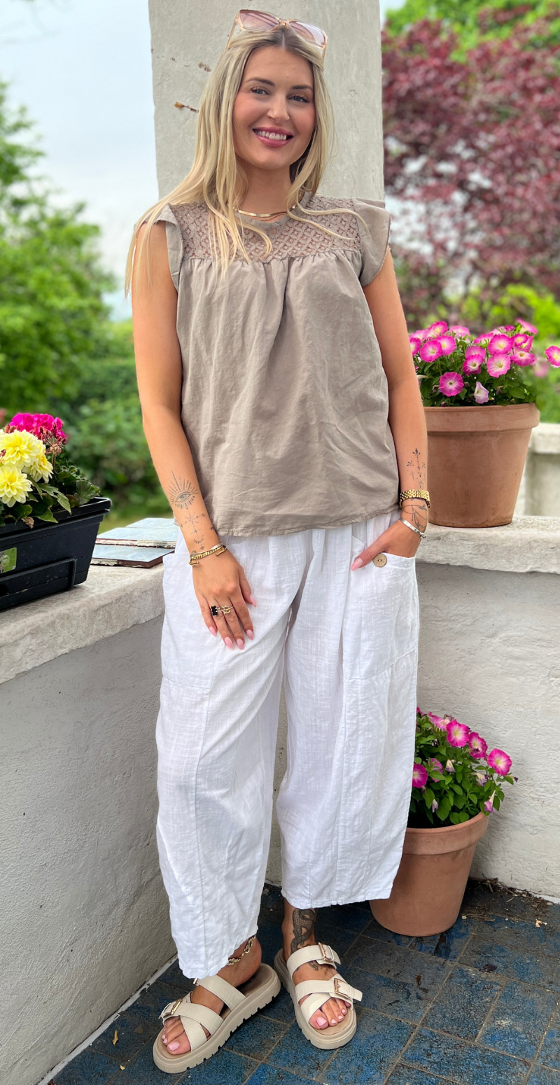 Pixie bluse med blonde og flæseærmer mocca LikeLondon