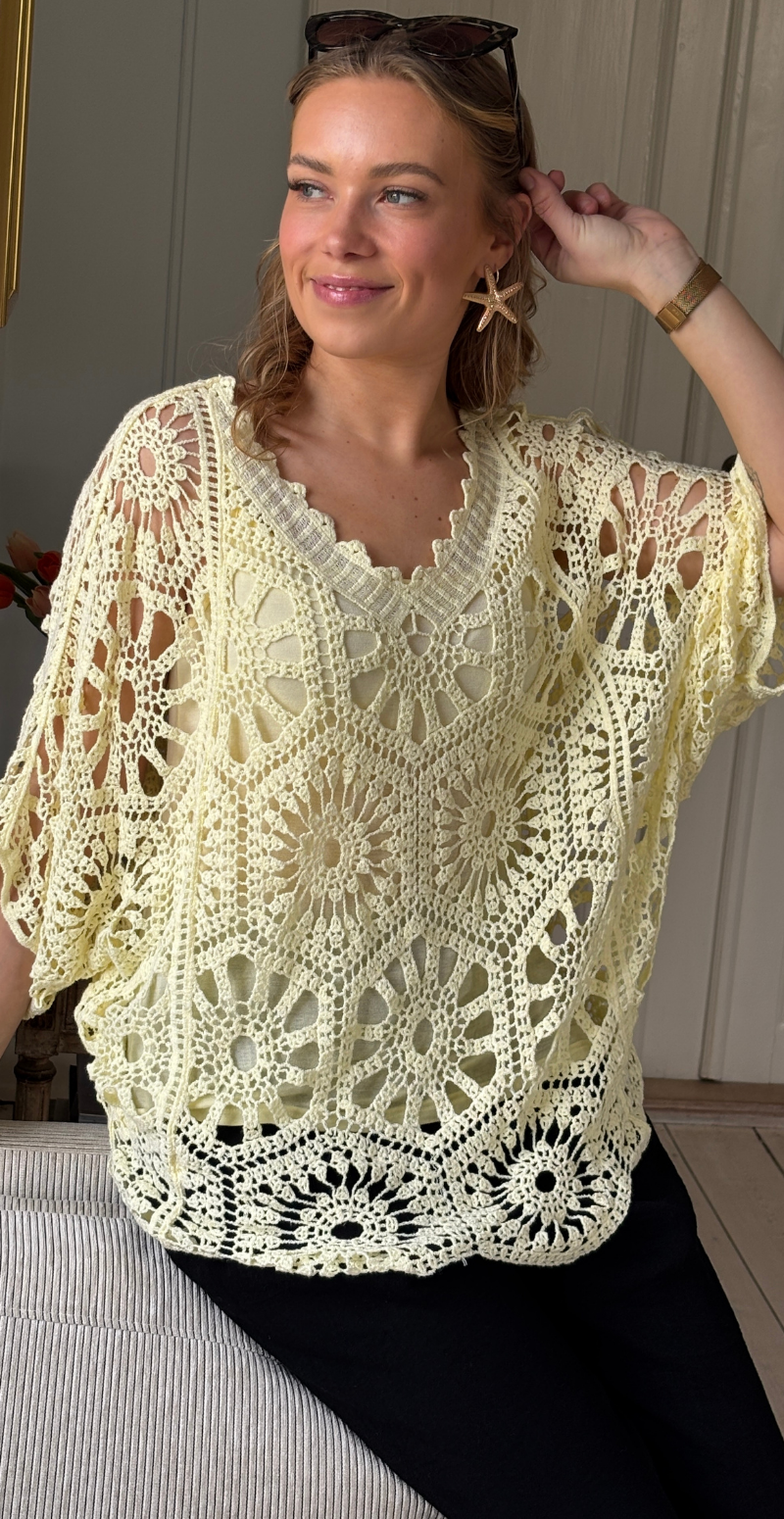 Cajsa hæklet bluse med v-hals og indertop gul LikeLondon