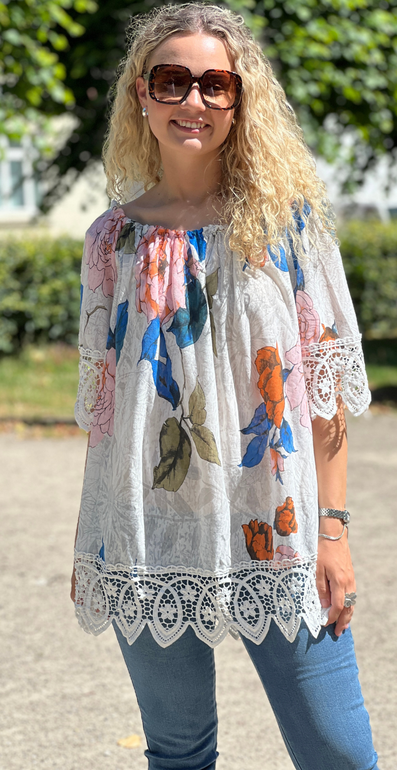 Winnie kortærmet bluse med blomster og hæklede detaljer rosa/orange LikeLondon