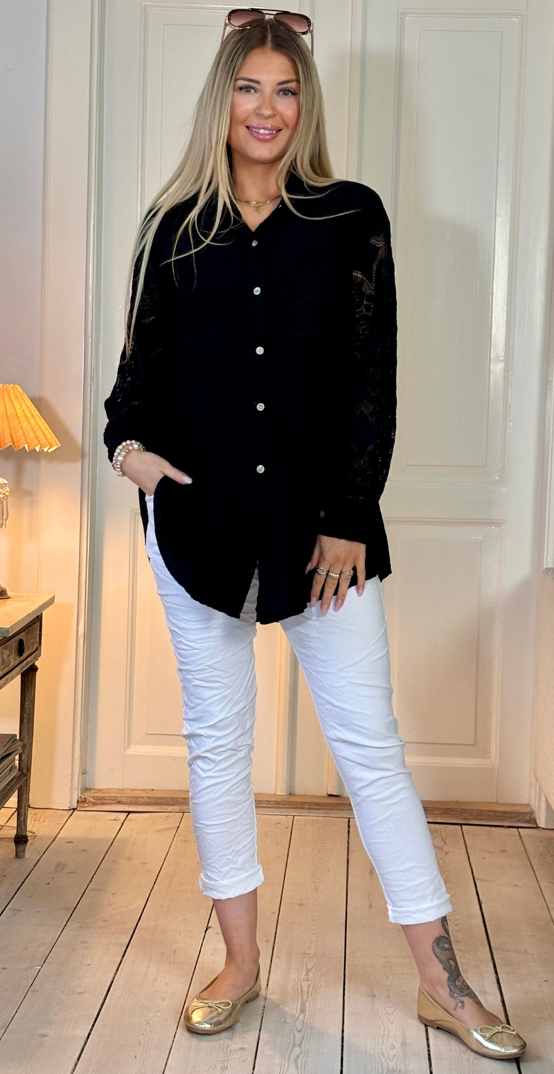 Simma skjorte med blondeærmer og lomme sort LikeLondon