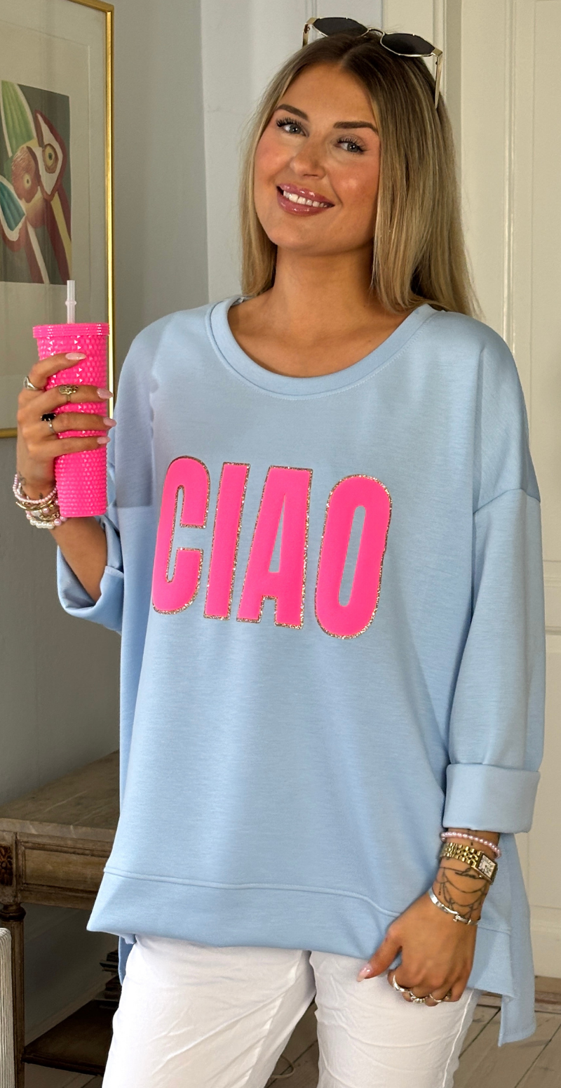 Wanda sweatshirt med rund hals og "ciao" lysblå LikeLondon