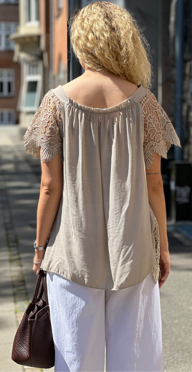 Birdie bluse med blondeærmer og bred blondekant beige LikeLondon