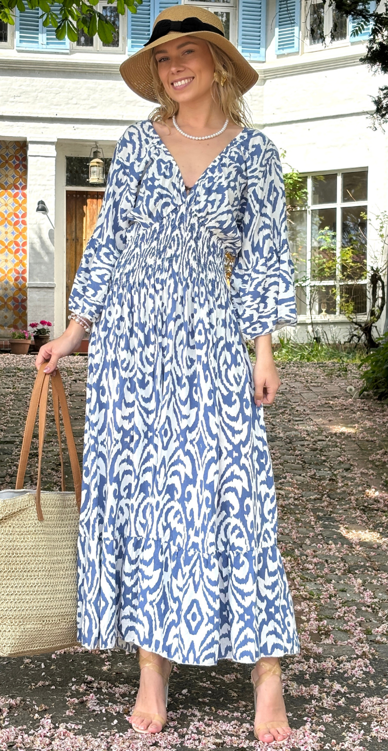 Felicia kjole med abstrakt mønster og smock i taljen blå LikeLondon