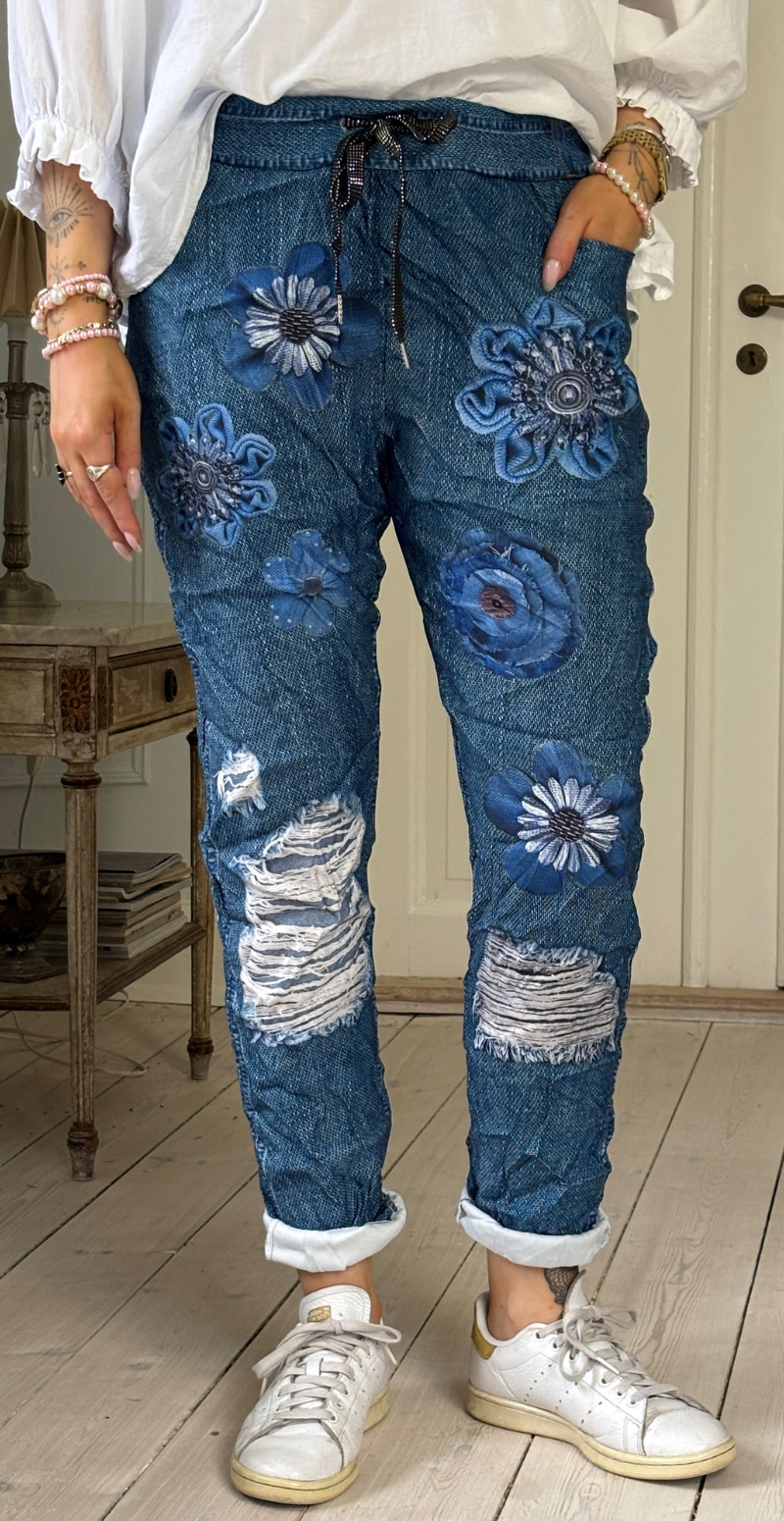 Sisse bukser i denimlook med blå blomster LikeLondon