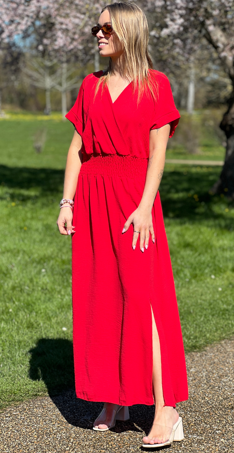 Dagny lang kjole med elastik i taljen og slids foran rød LikeLondon