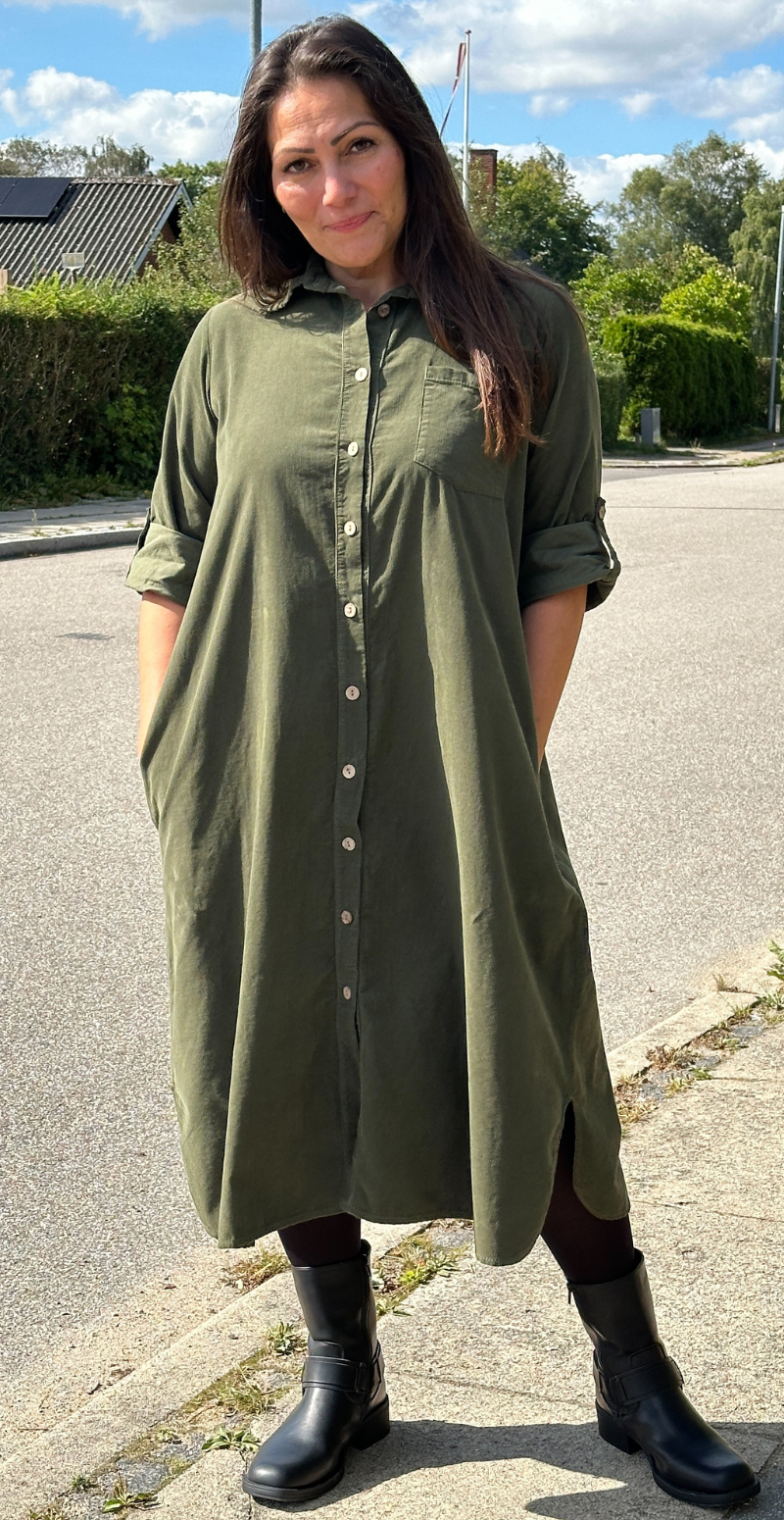 Cenia lang fløjlskjole med knapper og lomme foran militare LikeLondon By Christina