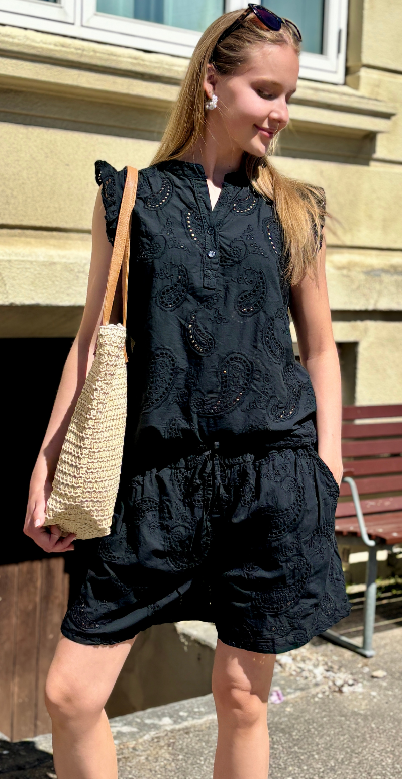 Isobel bluse med broderi anglaise og flæseærmer sort LikeLondon