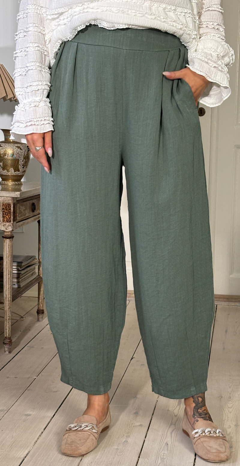 Forudbestil uge 8 Sutton bukser i barrel-fit med læg foran militare LikeLondon