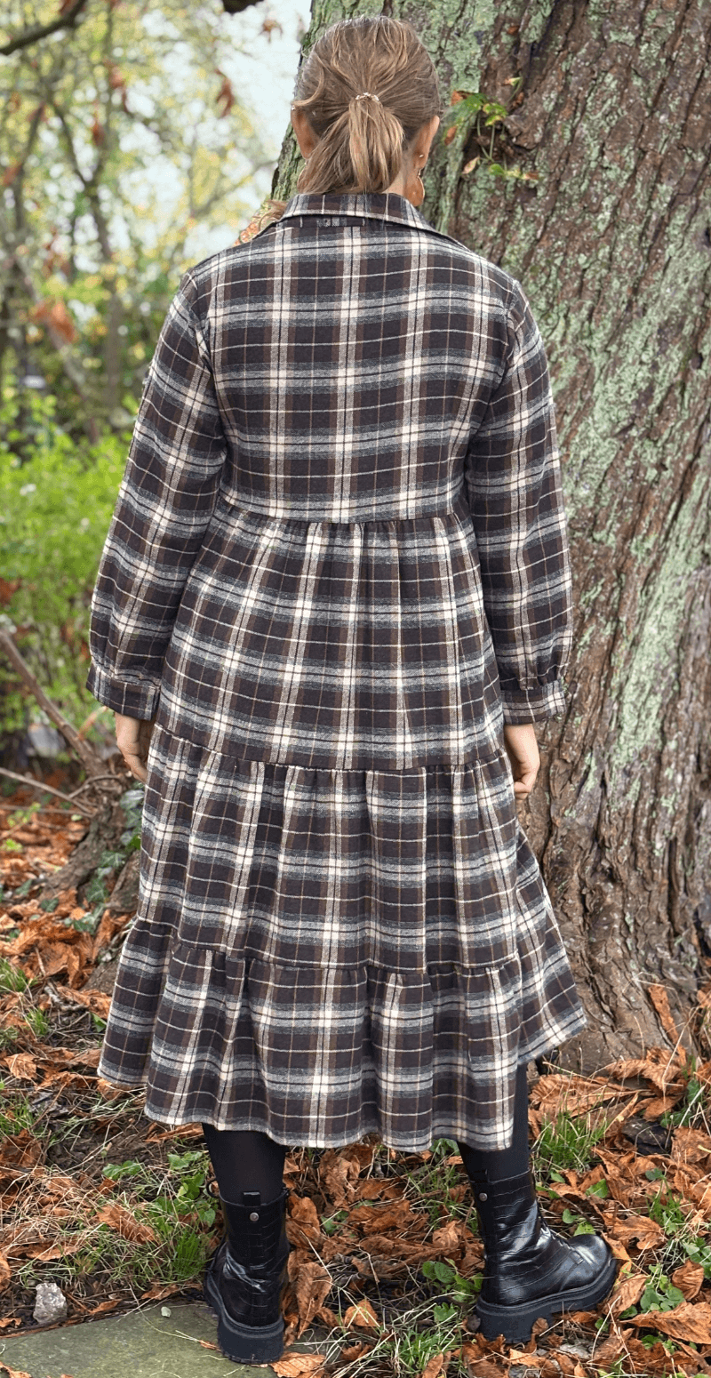 Naya ternet kjole med peplum effekt brun LikeLondon