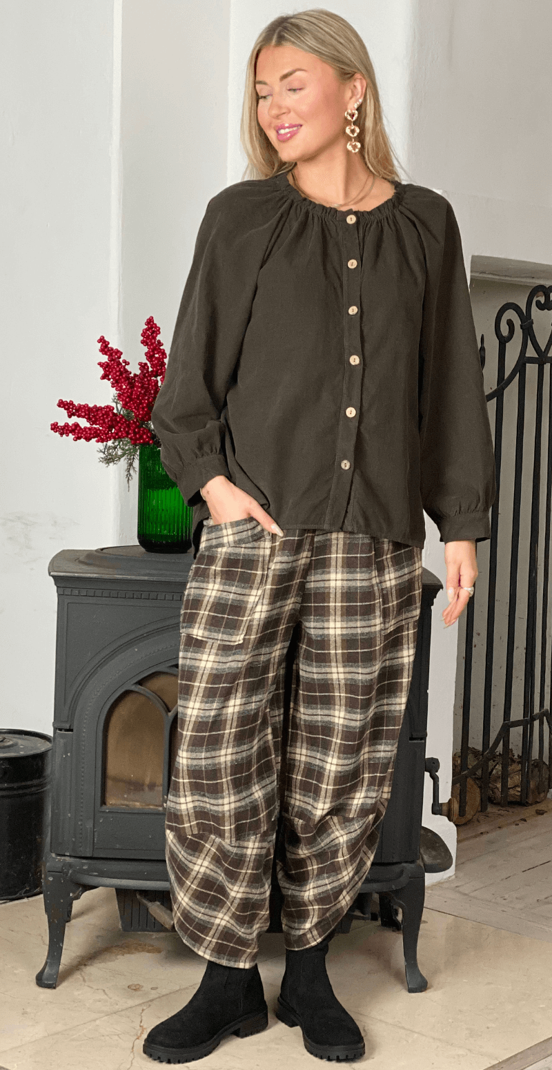 Rosina fløjlsbluse bluse med flæsedetalje brun LikeLondon