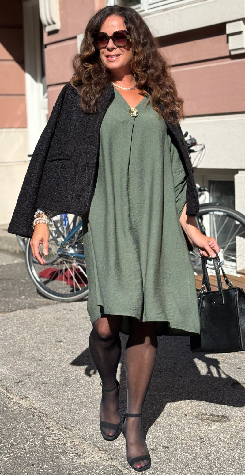 Bianca kjole med V-hals og bronzeknap khaki LikeLondon
