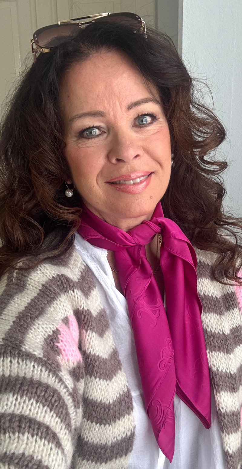 Silketørklæde med monogram mønster pink LikeLondon