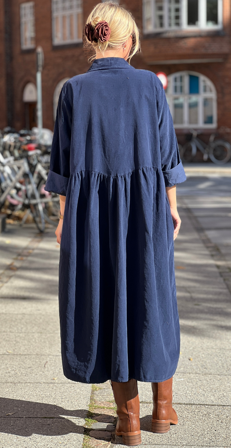 Benedikte fløjlskjole med rynker og knapper navy LikeLondon