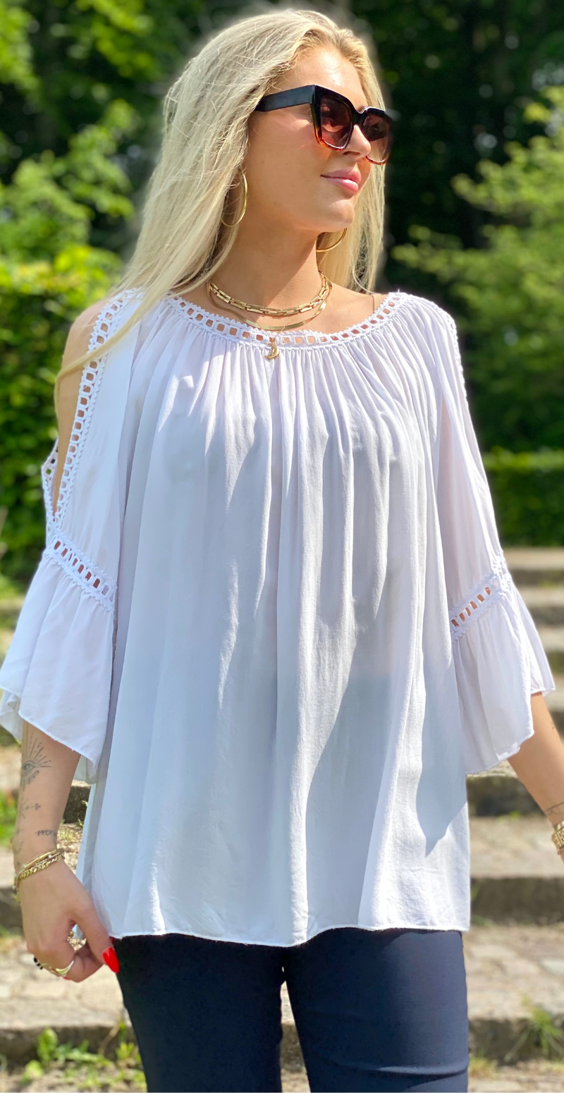 Arabella bluse med blondekanter og åben ved skulderen hvid LikeLondon
