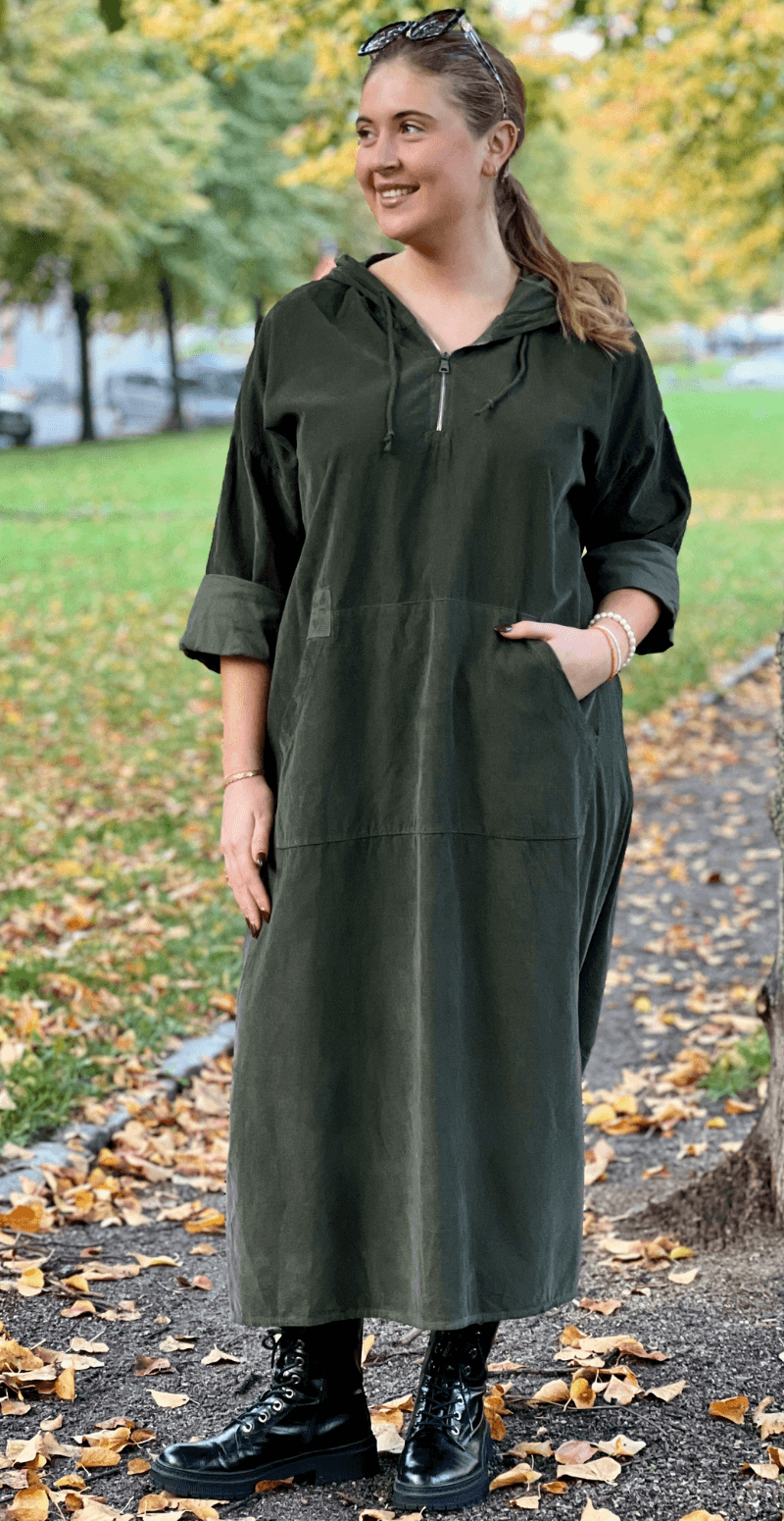 Ena fløjlskjole med hætte og lynlås military LikeLondon