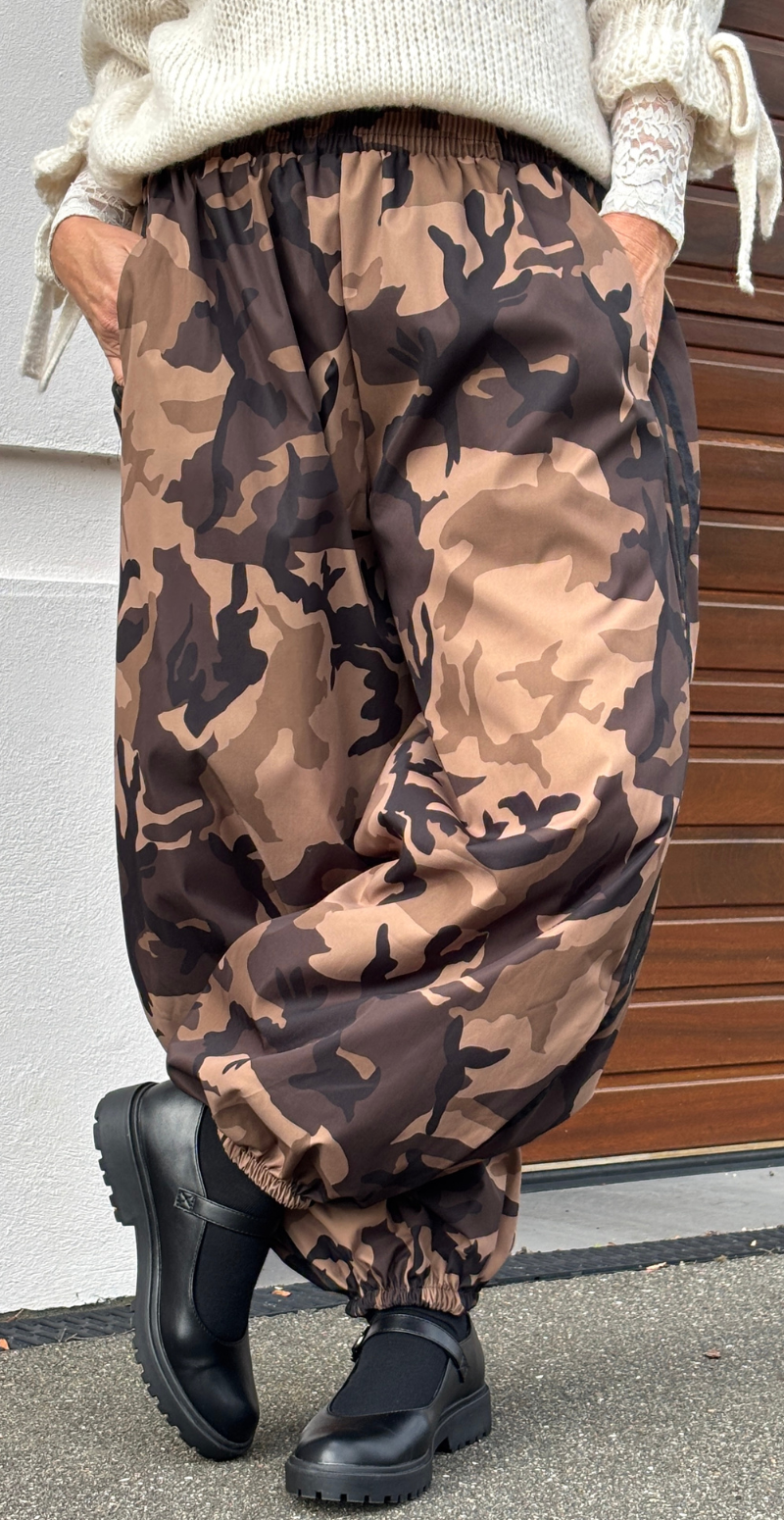 Pheonix ballonbukser med camouflage og striber i siden brun/camouflage LikeLondon