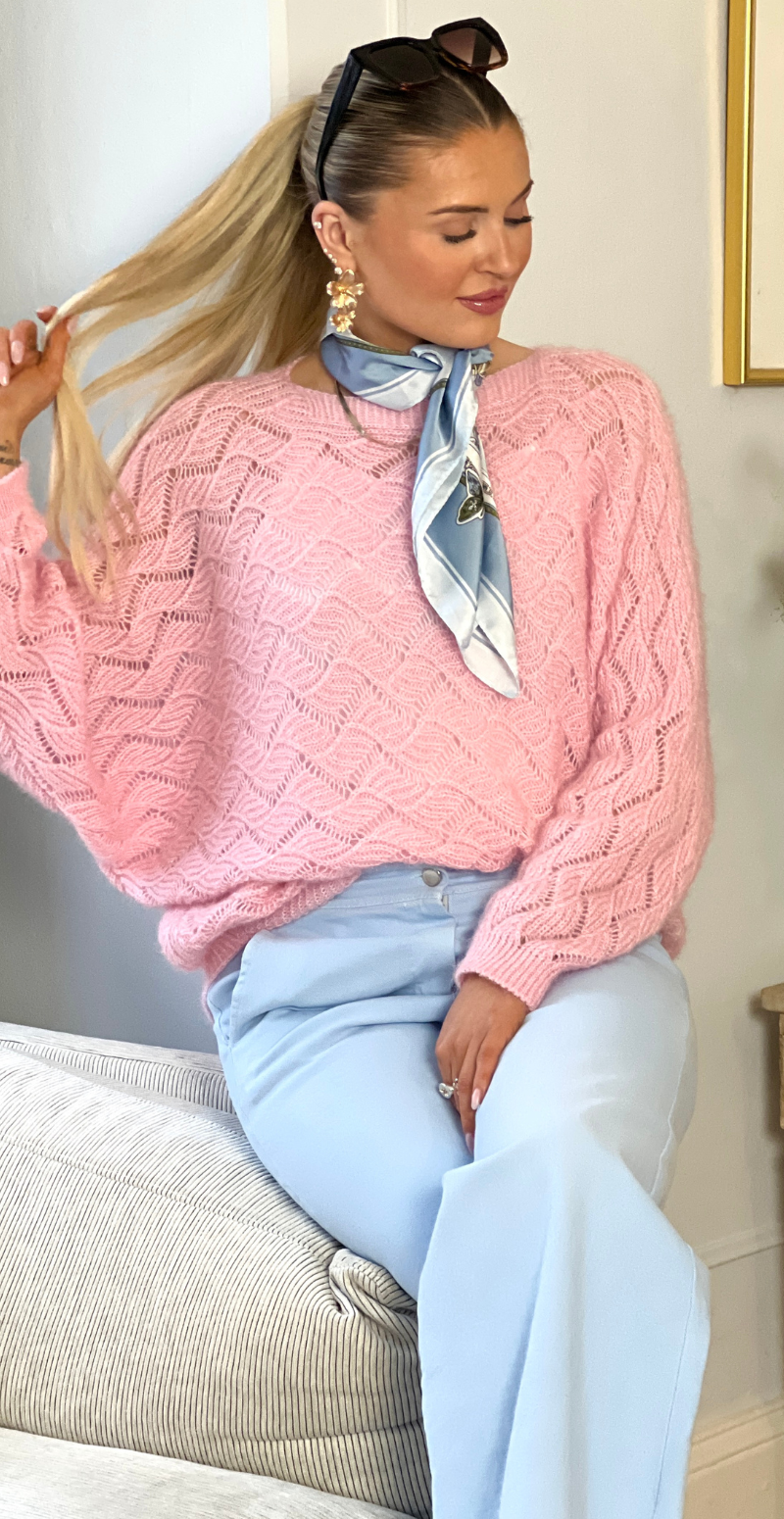 Elle strikbluse med bølget hulmønster og lange ærmer rosa LikeLondon