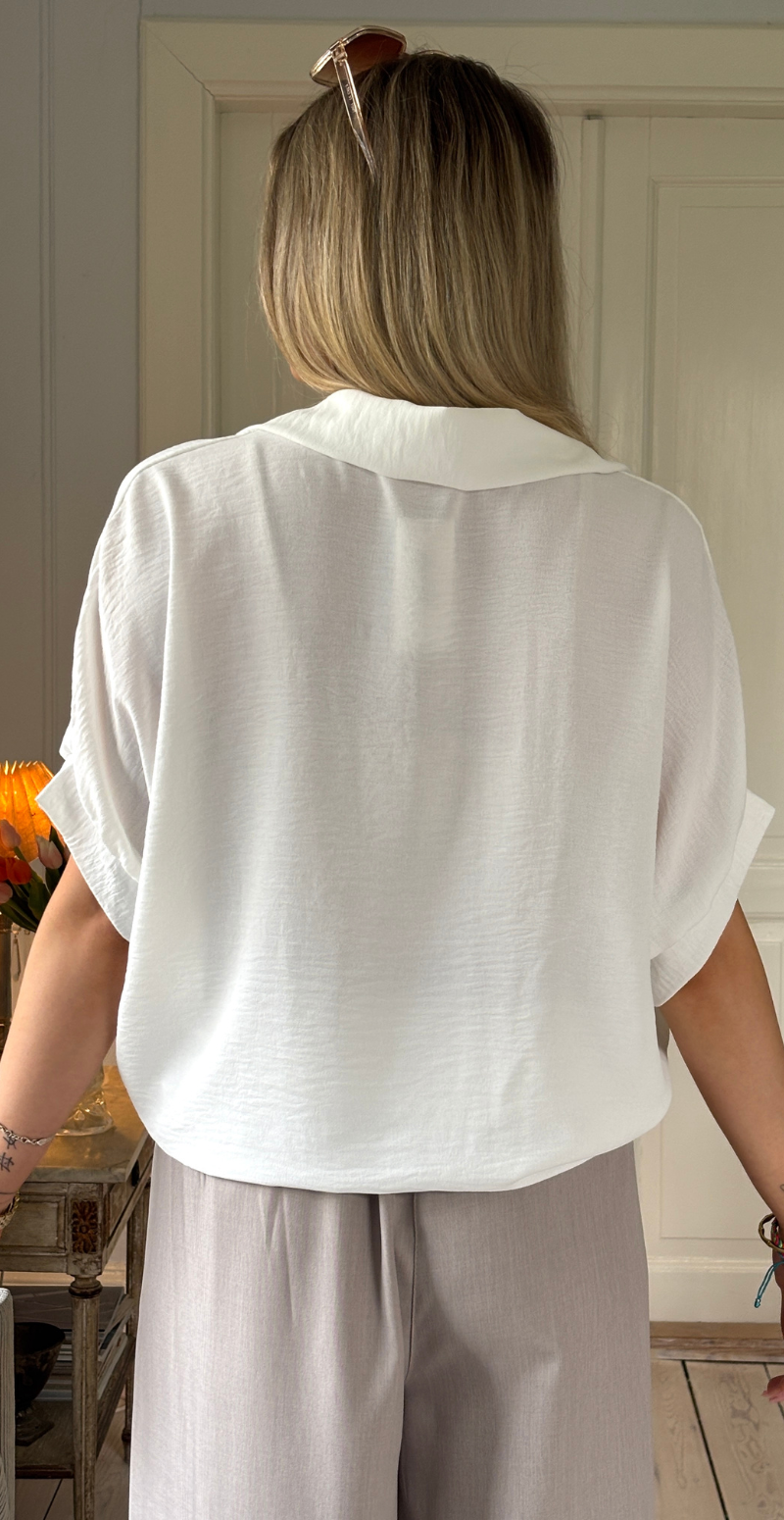 Barbara kortærmet skjortebluse med knudedetalje og spænde hvid LikeLondon