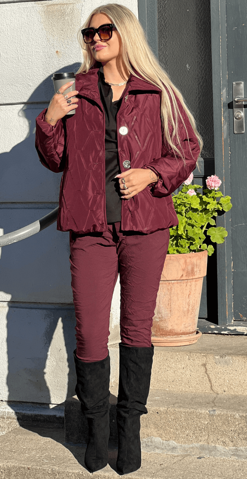 Mischa kort jakke med præget mønster og guldknapper bordeaux LikeLondon
