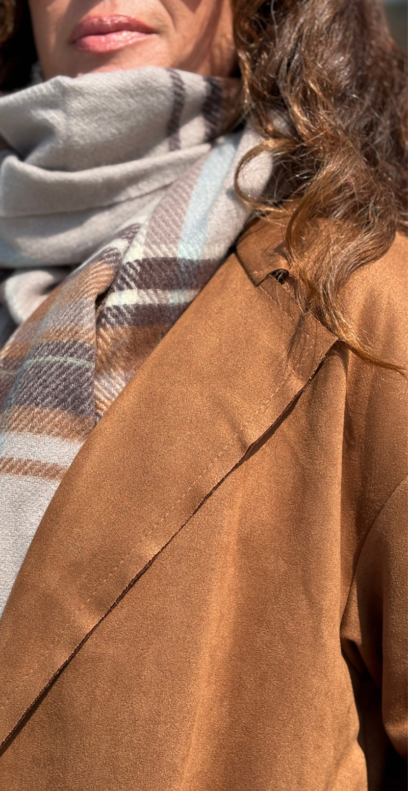 Kamella lang jakke i ruskindslook med knapper camel LikeLondon
