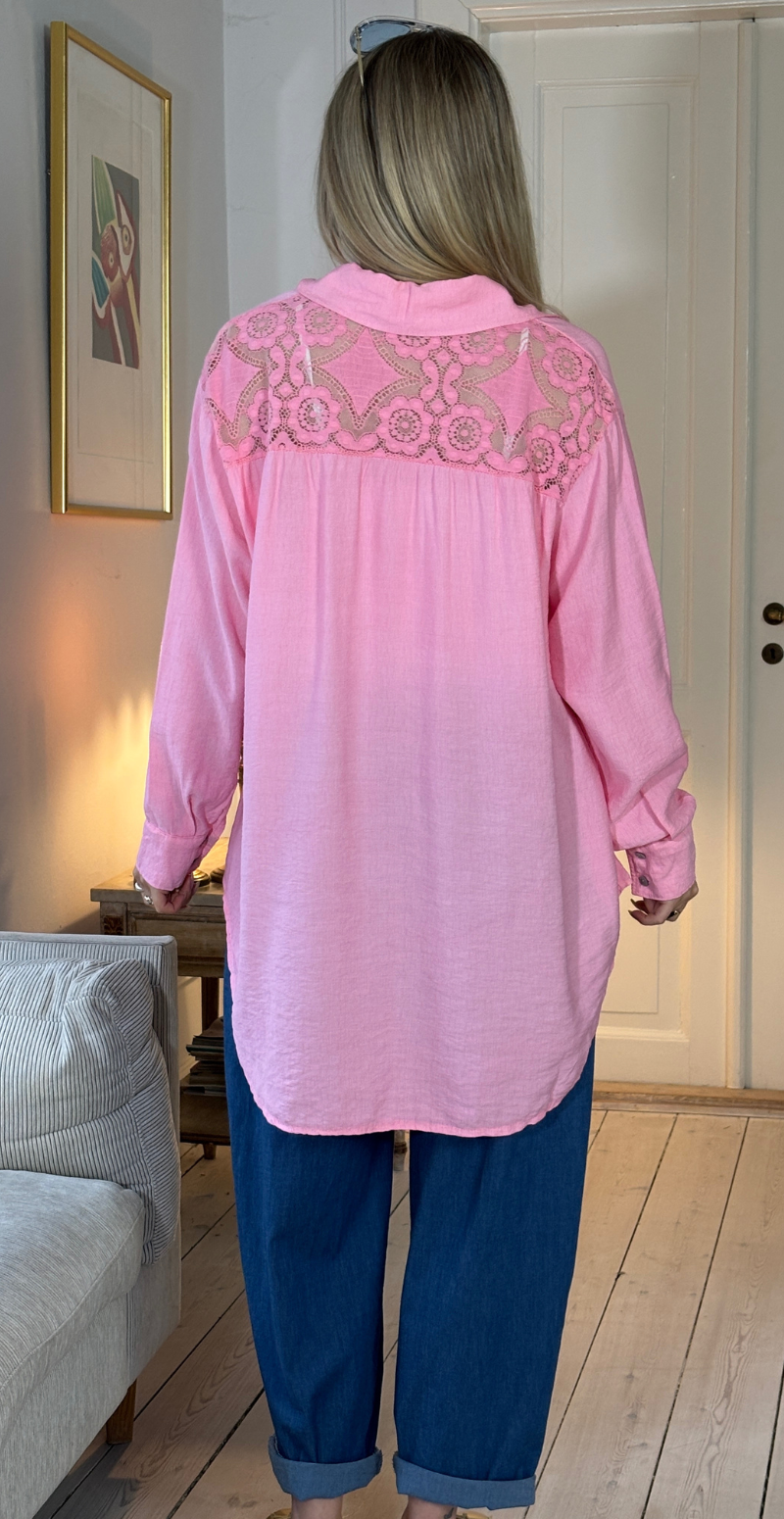 Tabitha skjorte med blonde detalje på ryggen pink LikeLondon