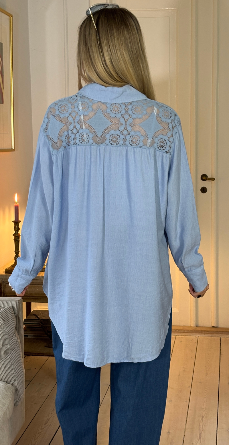 Simma skjorte med blondeærmer og lomme sky LikeLondon