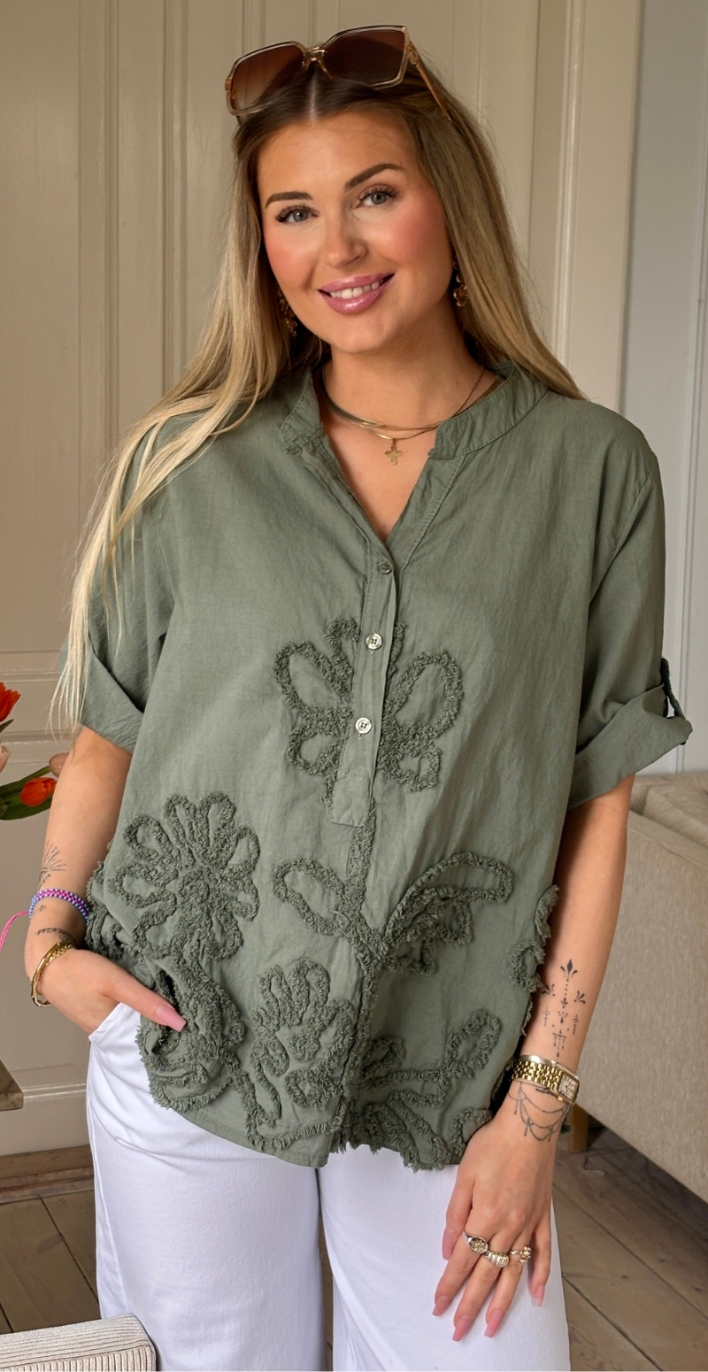 Yasmin kortærmet bluse med struktur og blomstermønster khaki LikeLondon