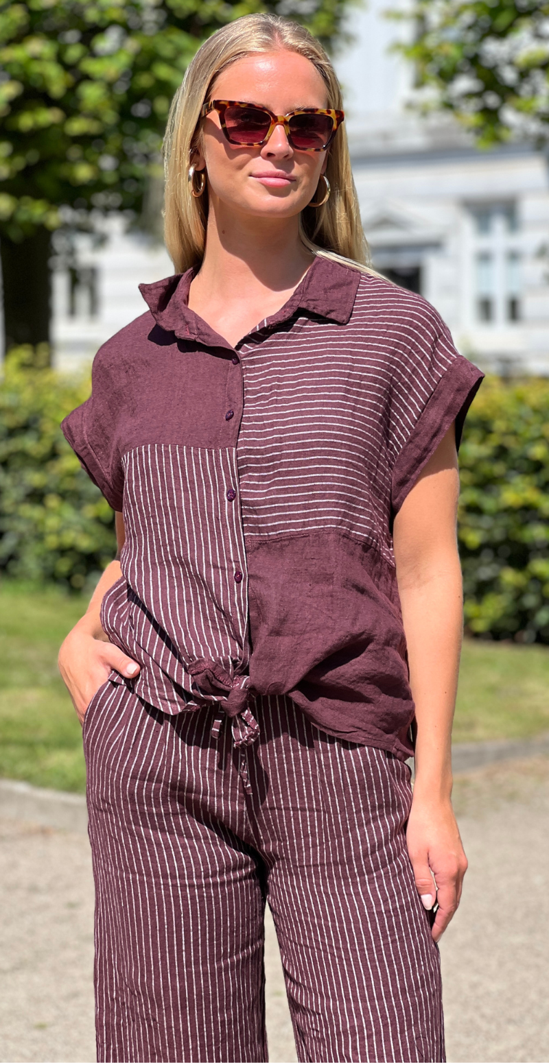 Kaitlin hørbluse med felter af striber bordeaux LikeLondon