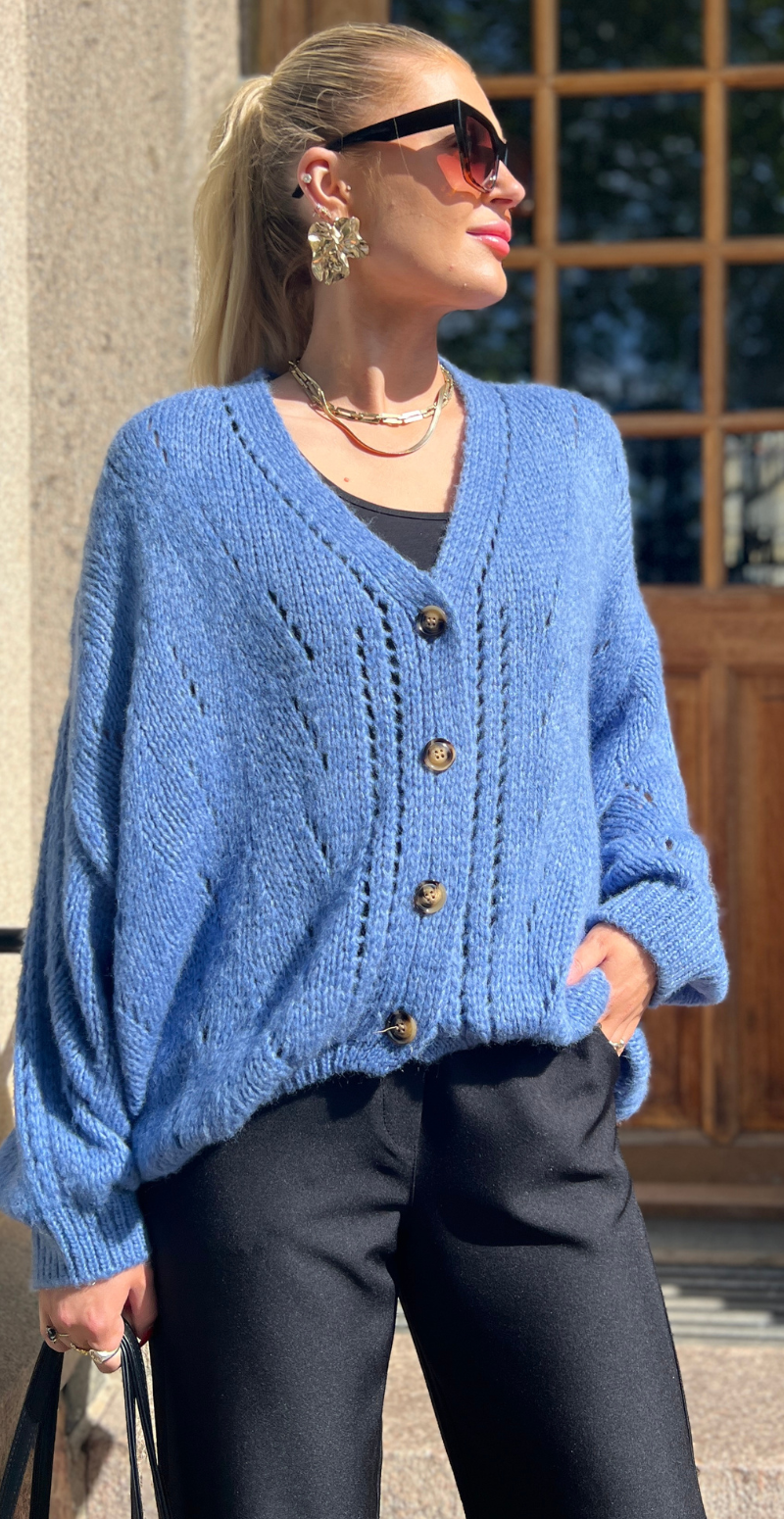 Tara mohair cardigan med hulmønster blå LikeLondon
