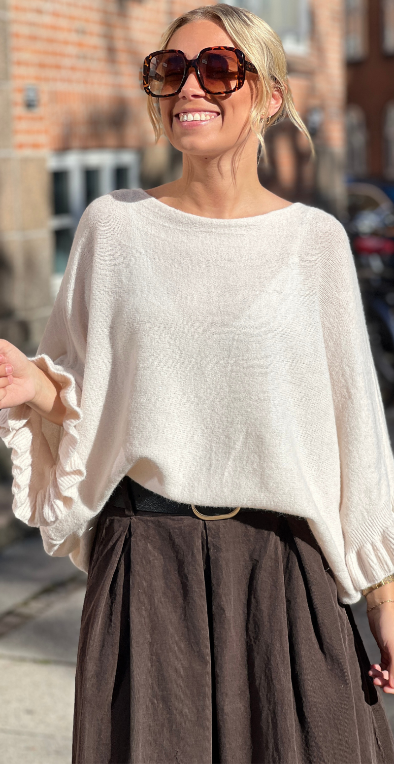 Louise strikbluse i baby alpaca med flæsedetaljer og 3/4 ærmer beige LikeLondon