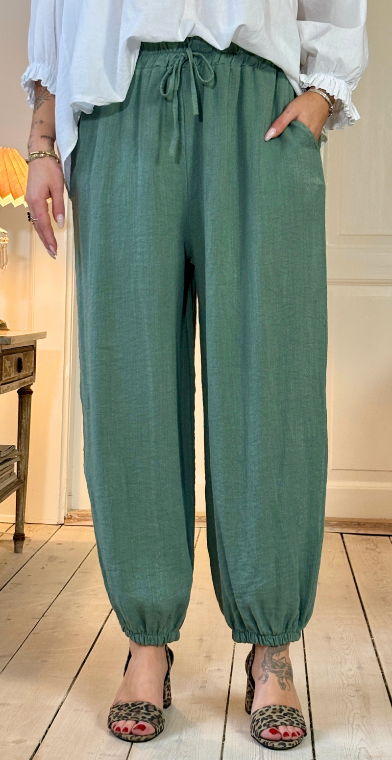 Marietta bukser med bindebånd i taljen og elastik i benene militare LikeLondon