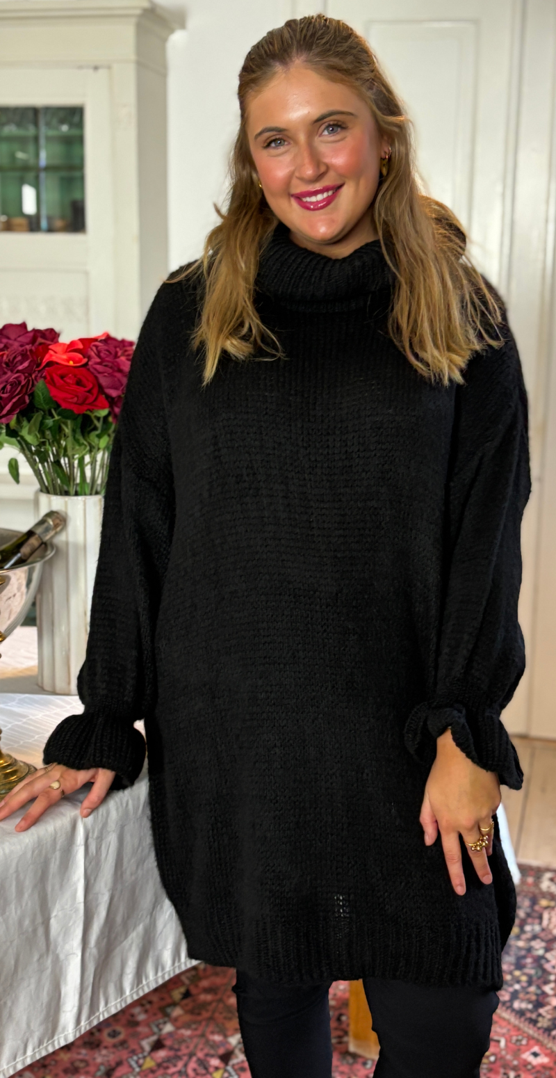 Helga strik lang med flæseærmer og rullekrave sort LikeLondon