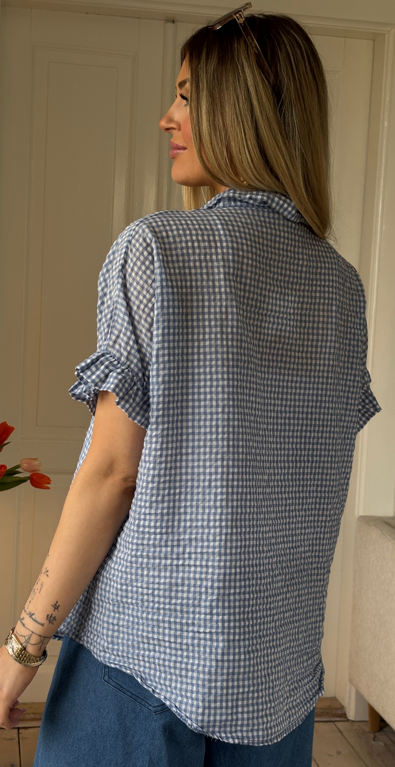 Isla skjorte med tern og kort flæseærme denimblå LikeLondon