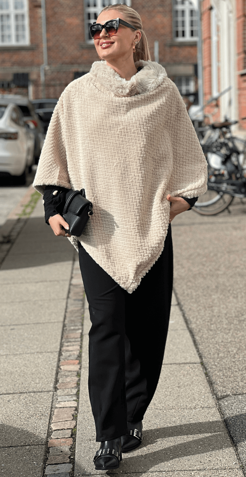 Liza poncho med bølget detalje beige LikeLondon