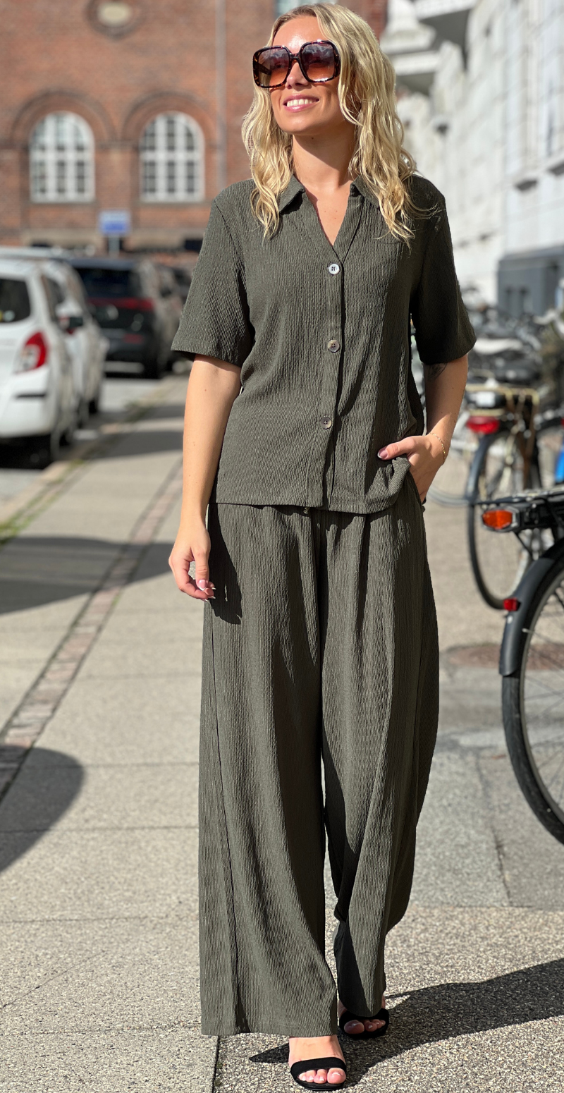 Veronika bukser med struktur og vidde army LikeLondon