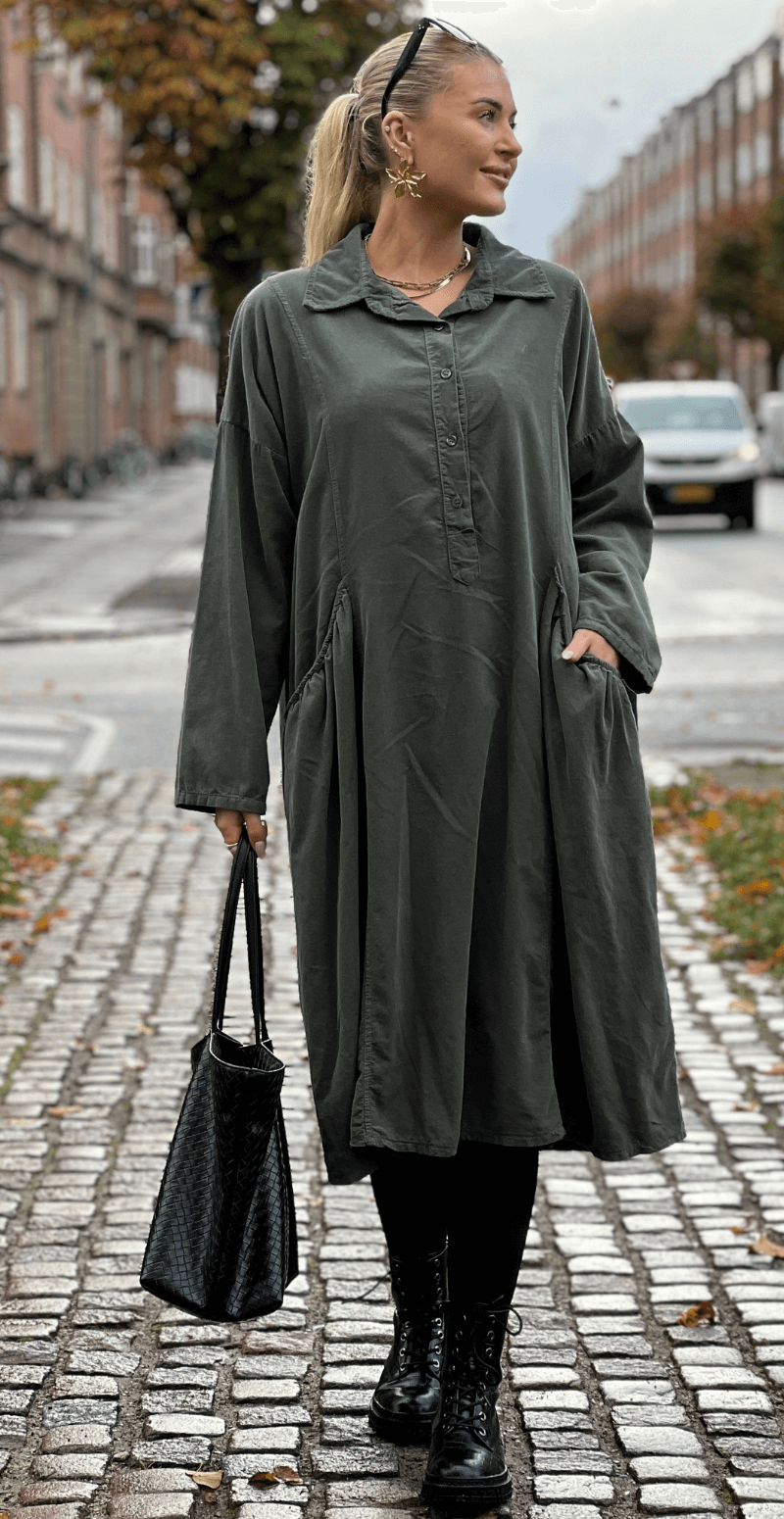 Yanna fløjlskjole med dybe lommer og stolpelukning khaki LikeLondon