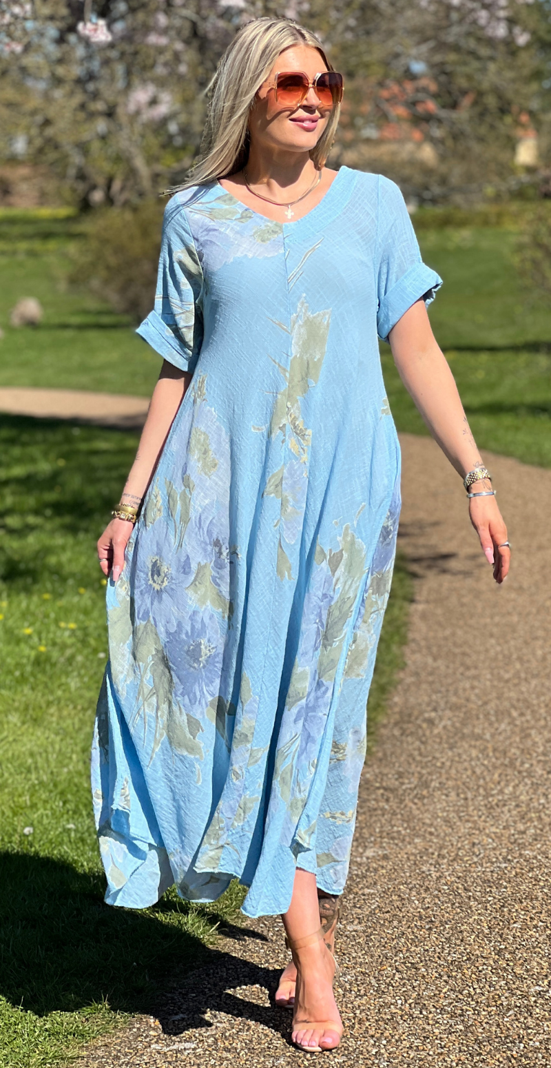 Meri lang kjole med blomsterprint og lommer sky LikeLondon