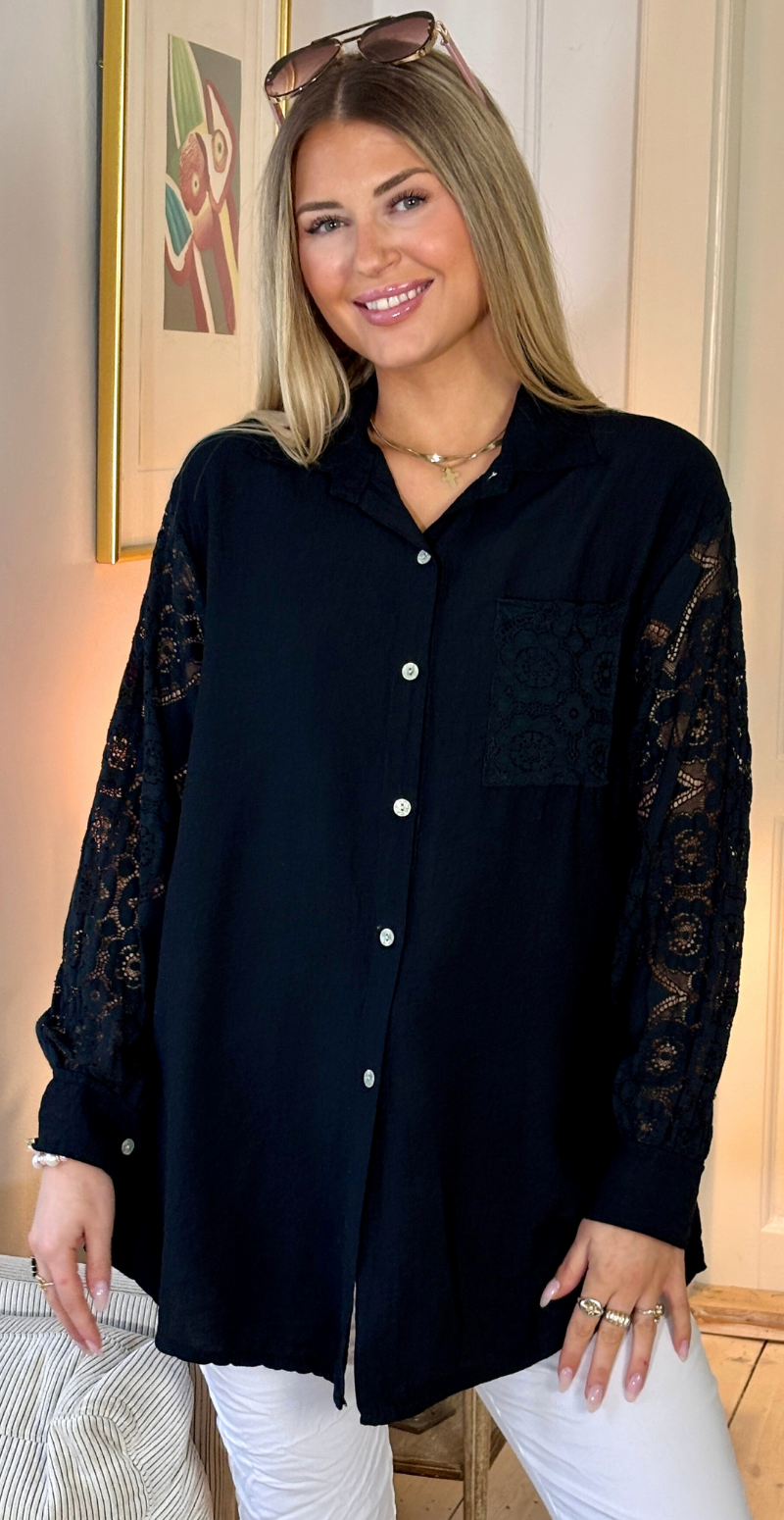 Simma skjorte med blondeærmer og lomme sort LikeLondon