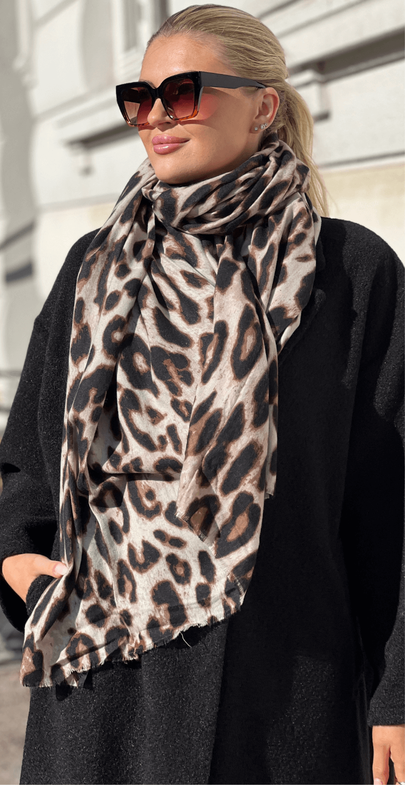 Tørklæde med leopardmønster beige LikeLondon