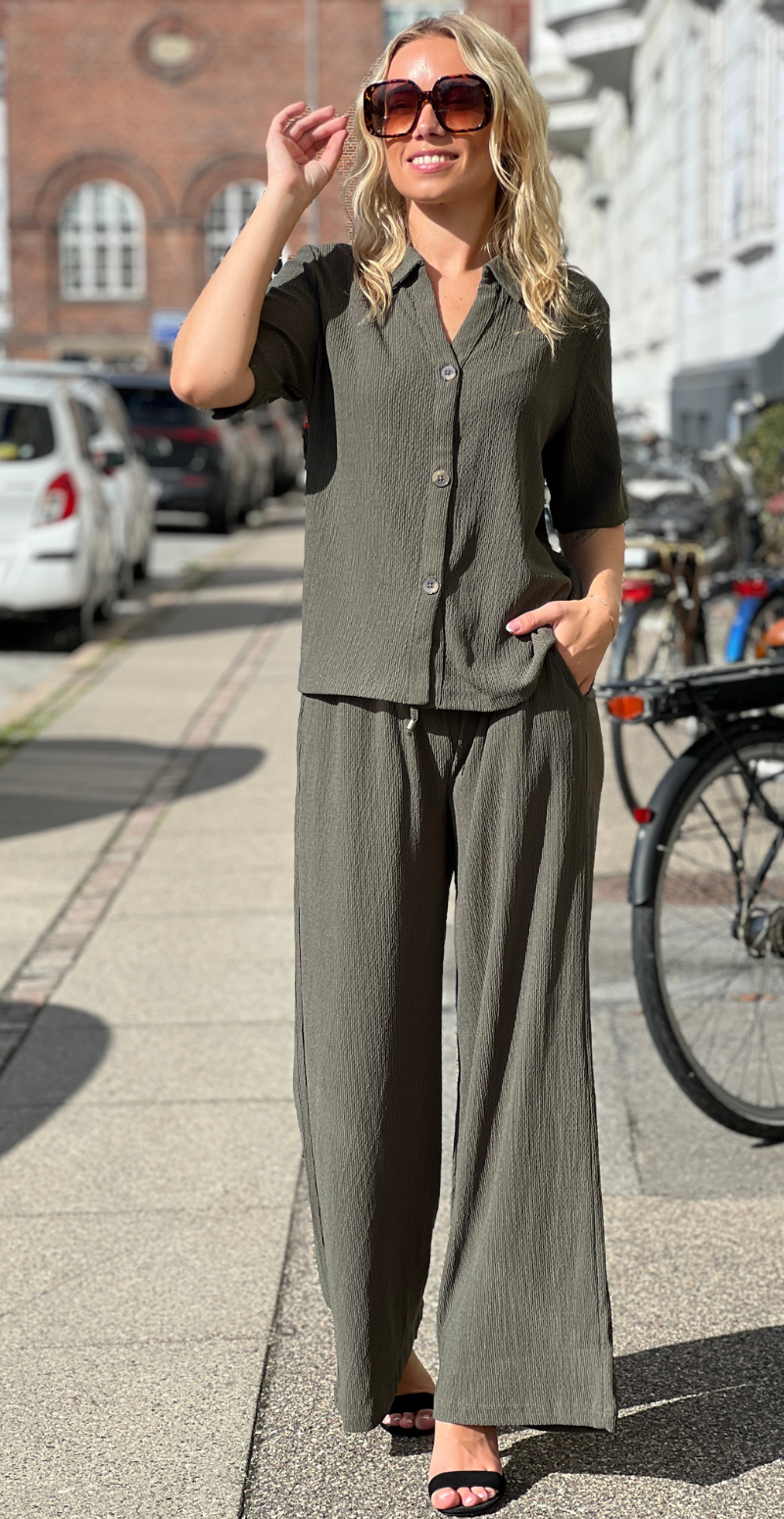 Veronika bukser med struktur og vidde army LikeLondon
