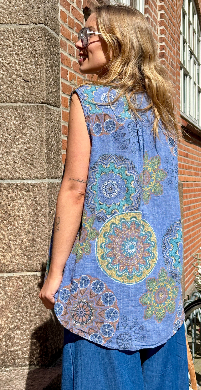Dorota top med knapstolpe og mandala mønster jeans LikeLondon