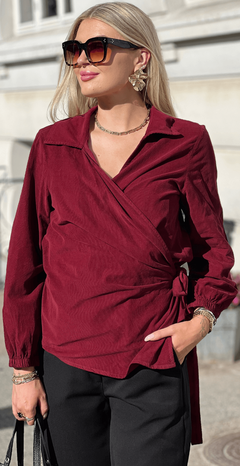 Jasmin fløjlsbluse med slå om detalje bordeaux LikeLondon