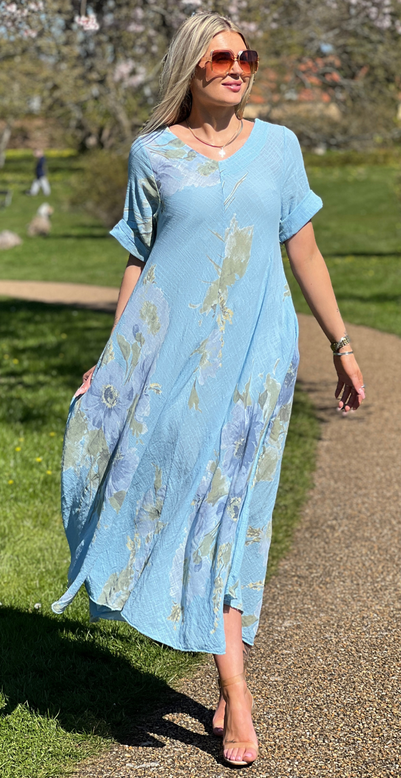 Meri lang kjole med blomsterprint og lommer sky LikeLondon