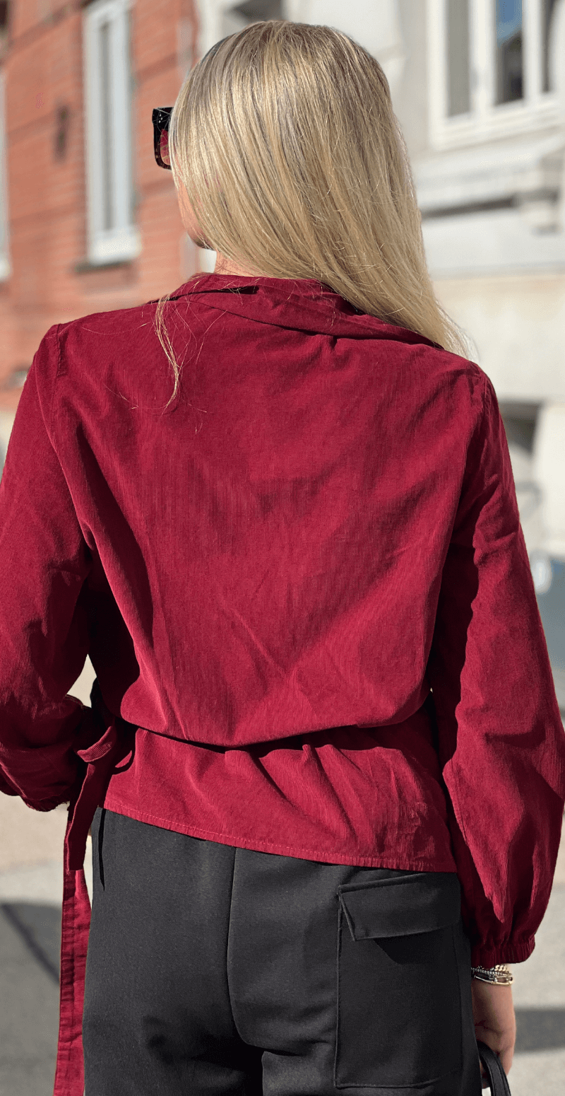 Jasmin fløjlsbluse med slå om detalje bordeaux LikeLondon