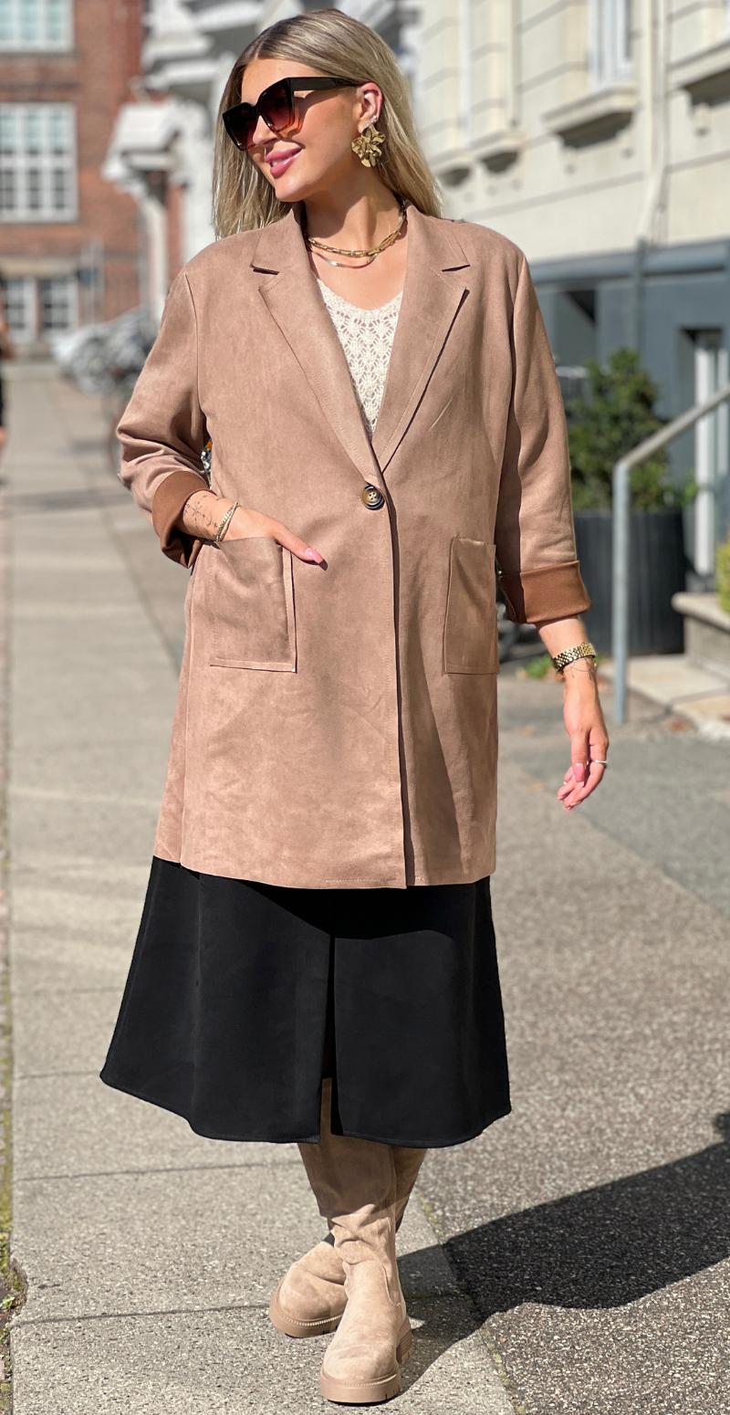 Kamella mellemlang jakke i ruskindslook fango LikeLondon