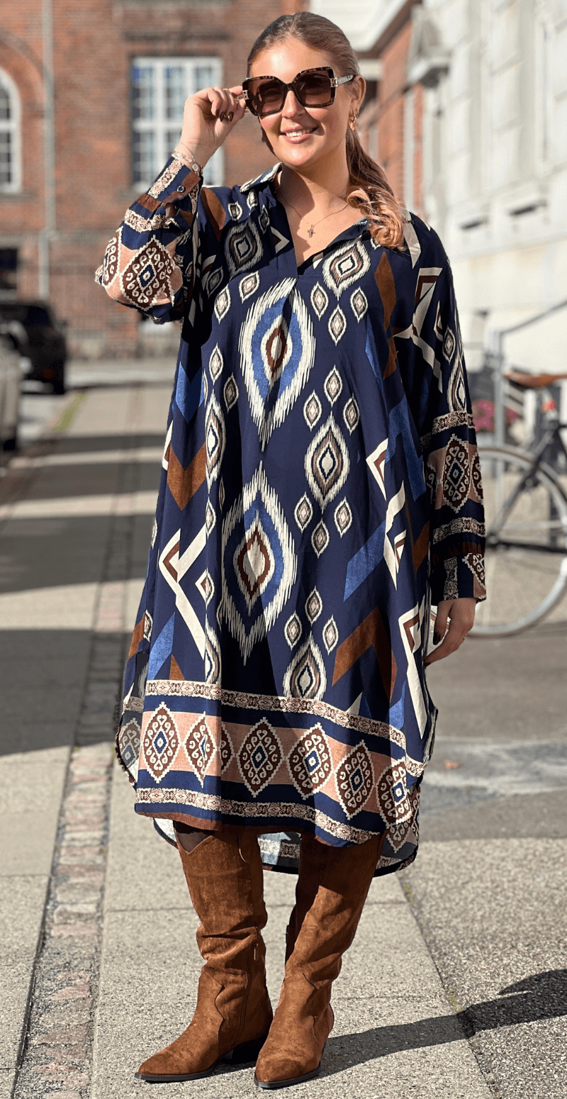 Zoom kjole med lange ærmer og boheme print navy LikeLondon