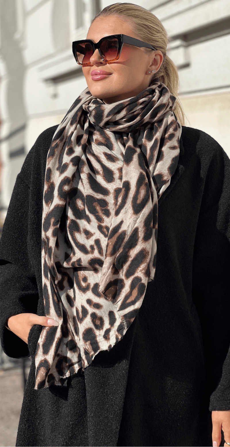 Tørklæde med leopardmønster beige LikeLondon