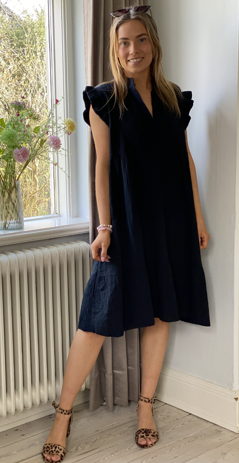 Fransiska kort kjole med peplum og korte ærmer sort LikeLondon