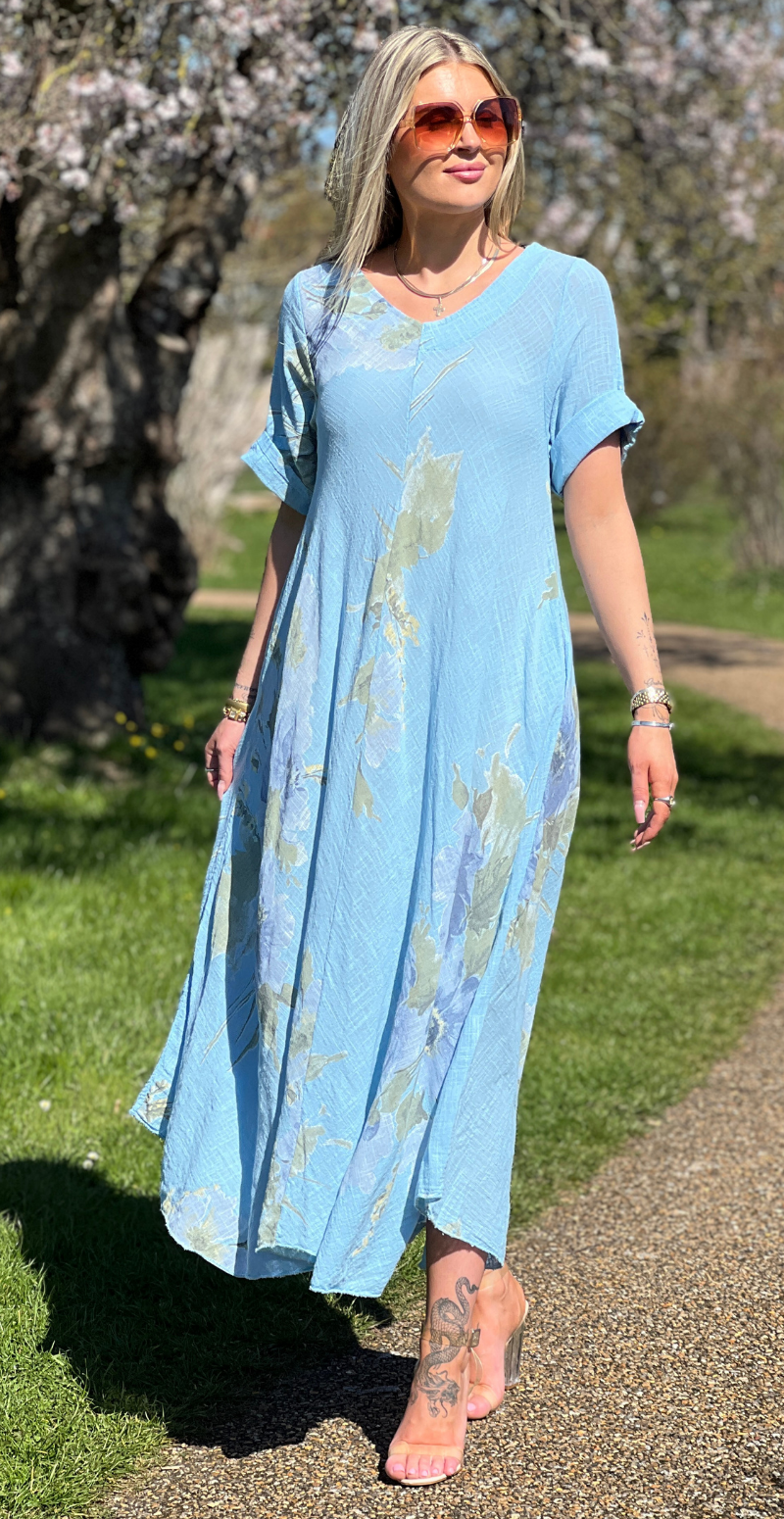 Meri lang kjole med blomsterprint og lommer sky LikeLondon