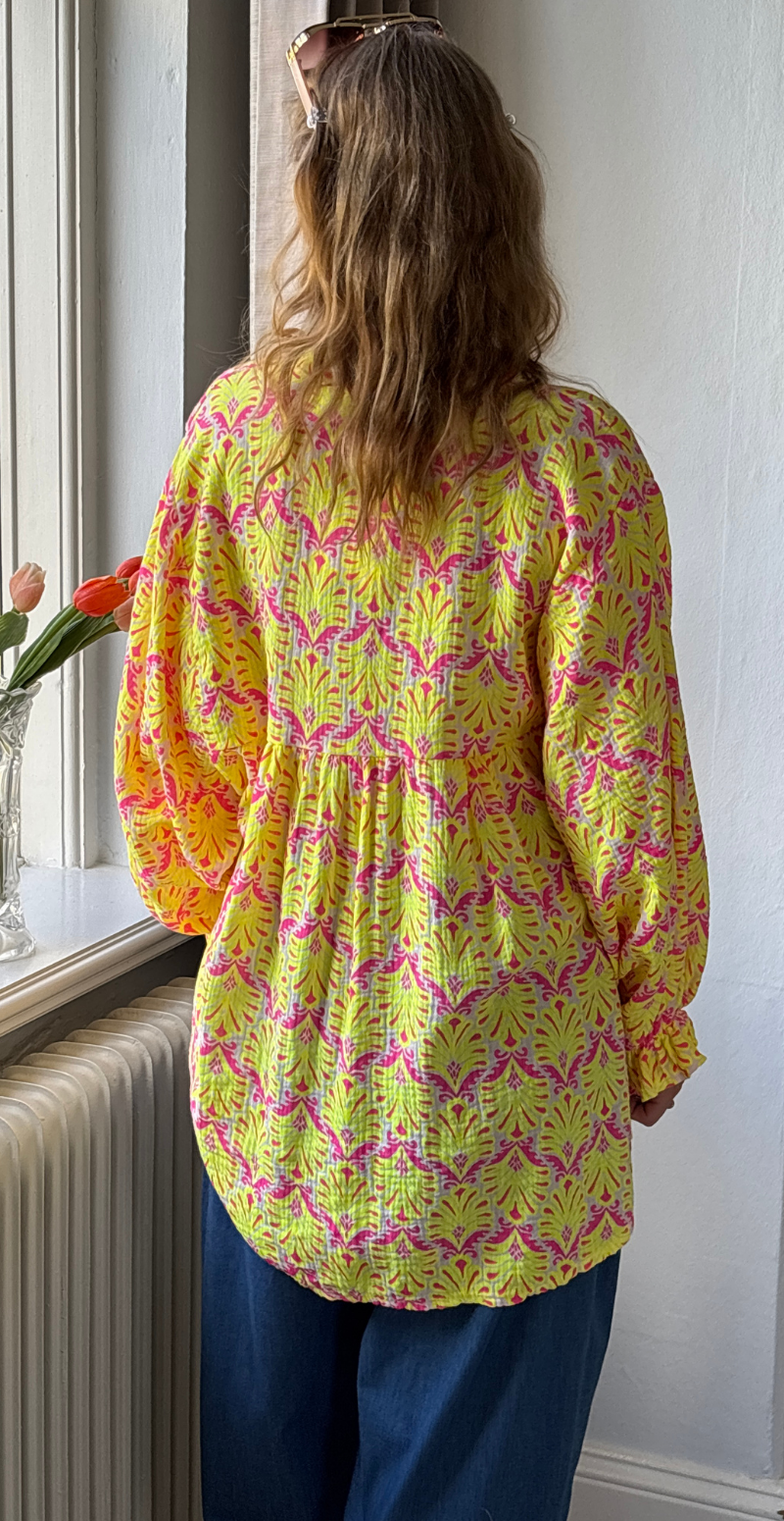 Frida mønstret bluse i musselin med vidde og overskæring gul LikeLondon